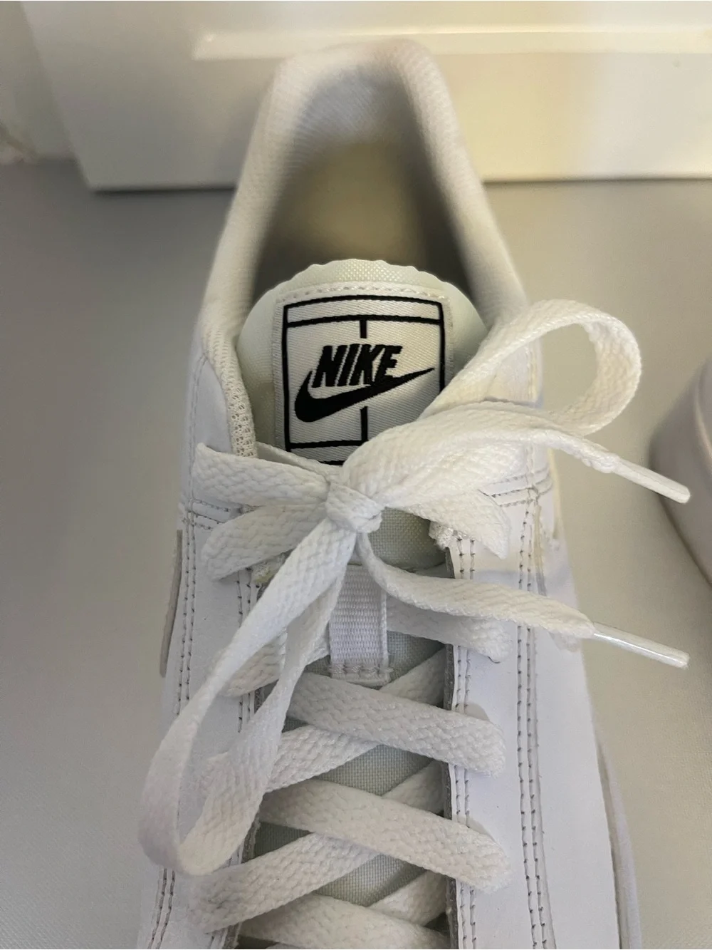 Nike Women’s White Low-Top Leather Sneakers Sz 11